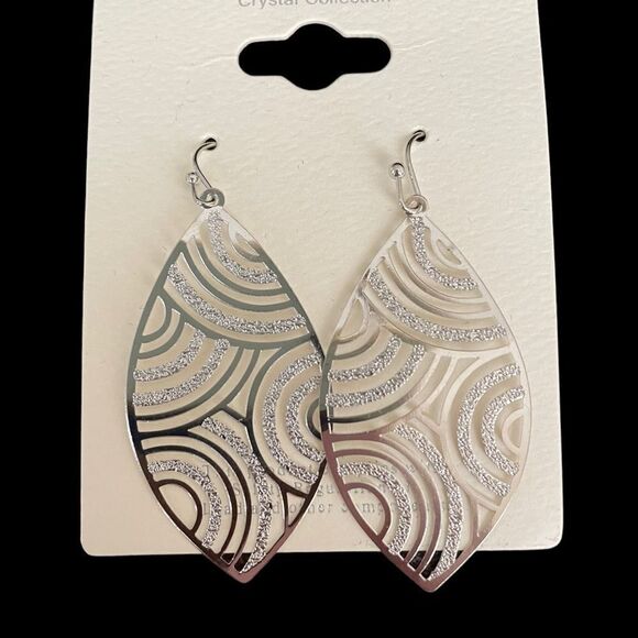 💎2/$15 SILVERTONE OPEN SWIRL EARRINGS - Picture 3 of 3